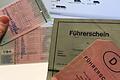 Gelten bald nicht mehr: Die ersten Geburtenjahrgänge müssen sich nun dringend um den Umtausch der alten Papierführerscheine kümmern.