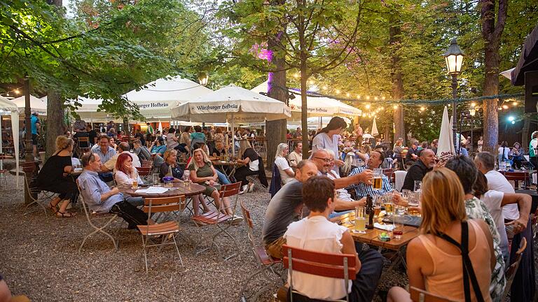 (Archivbild) Der Würzburger Hofbräukeller im vergangenen Sommer, bei ausgelassener Stimmung und ausverkauftem Haus.