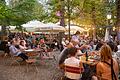 (Archivbild) Der Würzburger Hofbräukeller im vergangenen Sommer, bei ausgelassener Stimmung und ausverkauftem Haus.