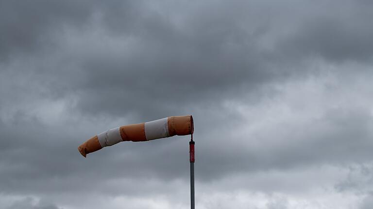 Sturm.jpeg       -  Der Deutsche Wetterdienst warnt am Freitag vor Sturm in Bayern