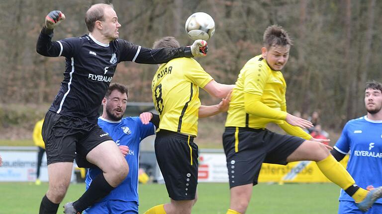 Rettungstat mit der Faust: Torhüter Marvin Disse, der gleichzeitig auch Sportleiter beim SV Sendelbach-Steinbach ist, klärt vor (von links) Carlo Spiegel und Yannick Wolf vom BC Aura.