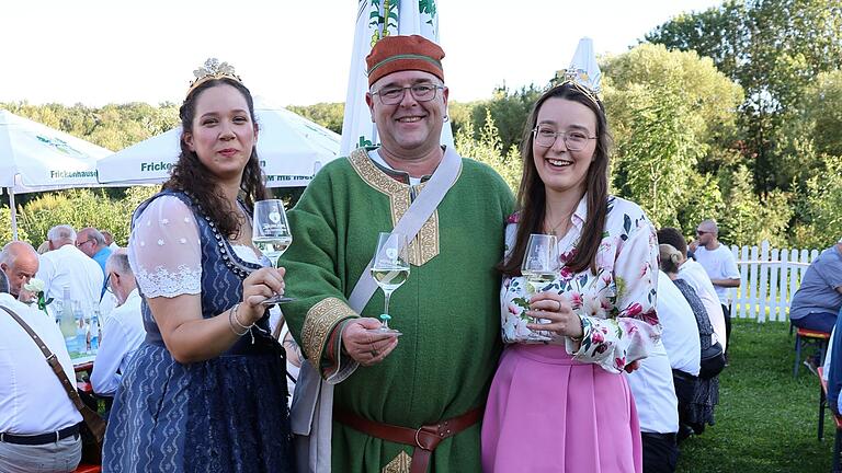 Auch Frickenhausen hat jetzt ein Dreigestirn. Die Fränkische Weinkönigin Lisa Lehritter (rechts), der neue Markgraf Babenberg (Gerd Wethmüller) und Frickenhausens Weinprinzessin Rosanna I. (links)