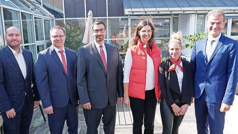 Sparkassenvorstand Michael Rendl (rechts) mit den Jubilaren Felix Dorn (von links), Achim Waidlein, Holger Hammerl, Gabriele Greubel und Isabell Schönstein       -  Sparkassenvorstand Michael Rendl (rechts) mit den Jubilaren Felix Dorn (von links), Achim Waidlein, Holger Hammerl, Gabriele Greubel und Isabell Schönstein