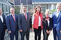 Sparkassenvorstand Michael Rendl (rechts) mit den Jubilaren Felix Dorn (von links), Achim Waidlein, Holger Hammerl, Gabriele Greubel und Isabell Schönstein       -  Sparkassenvorstand Michael Rendl (rechts) mit den Jubilaren Felix Dorn (von links), Achim Waidlein, Holger Hammerl, Gabriele Greubel und Isabell Schönstein