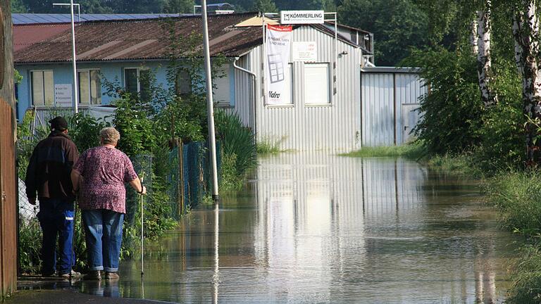 An der Straßenbrücke in der Ortsmitte von Zeilitzheim ist das Wasser der Volkach am Morgen des 2. Juni 2024 nach starken Gewitter-Regen über die Ufer getreten.