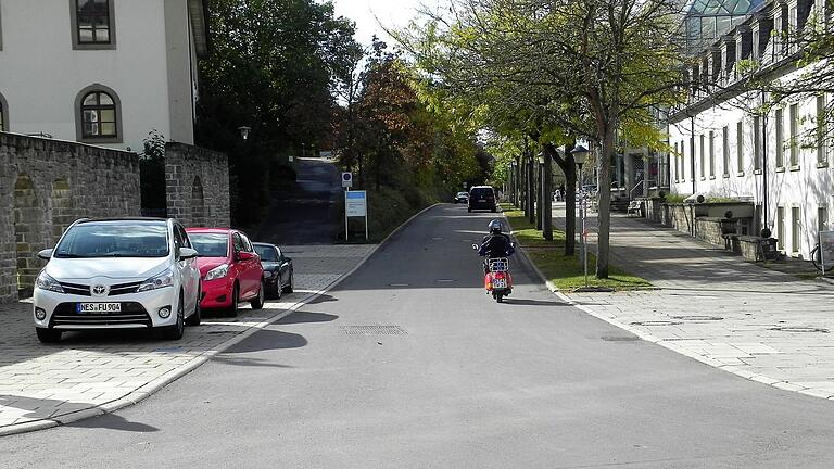 Geräuschlos über die frisch geteerte Kurhausstraße mit 20 Stundenkilometern, darüber freuen sich seit einiger Zeit die PKW-Fahrer.