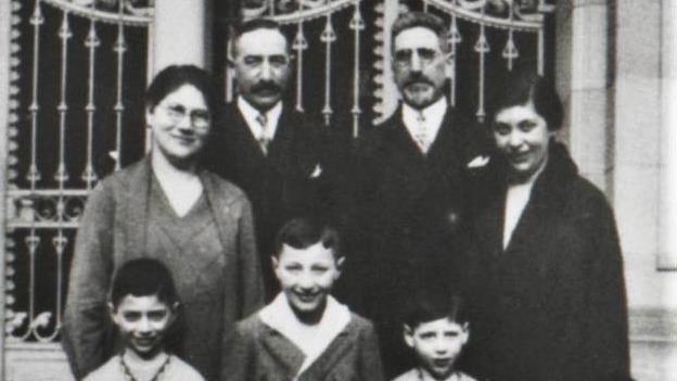 Jacks Tante Meta und Onkel Steinberger (von links) mit den Eltern Ludwig und Bertha Steinberger mit den drei Brüdern Jakob (Jack), Herbert und Rudolph vor der Neuen Synagoge in Bad Kissingen       -  Jacks Tante Meta und Onkel Steinberger (von links) mit den Eltern Ludwig und Bertha Steinberger mit den drei Brüdern Jakob (Jack), Herbert und Rudolph vor der Neuen Synagoge in Bad Kissingen