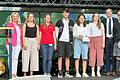 Das Foto zeigt (von links) Tamara Bischof zusammen mit den Ausgezeichneten im Bereich „Konfessionsübergreifende Zusammenarbeit“: Kerstin Pfost, Elisabeth Poggensee, Niklas Löchner (11a), Nele Bauer (11b), Henriette Brand, Schulleiter Achim Höfle und Harald Pohl.