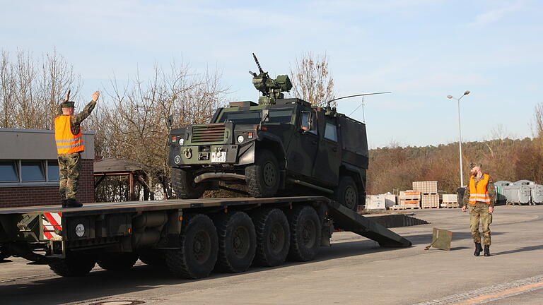 Ein Bundeswehrfahrzeug, ein 'Igel', wird auf einen Schwerlasttransporter verladen. Ein Bundeswehrfahrzeug, ein 'Igel', wird auf einen Schwerlasttransporter verladen.