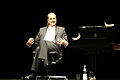 Kabarettist Hagen Rether mit den Requisiten Bananen und Steinway-Flügel, auf dem der gelernte Pianist an diesem Abend keinen einzigen Ton spielt.