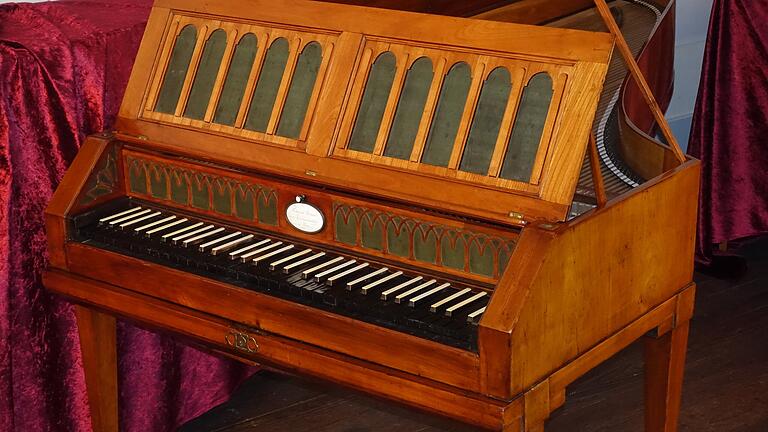 Hammerflügel des Wiener 'Clavier-Instrumentenmachers' Ferdinand Hofmann aus Wien von 1785. Hammerflügel des Wiener 'Clavier-Instrumentenmachers' Ferdinand Hofmann aus Wien von 1785.