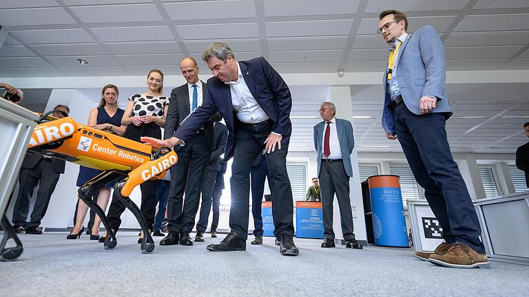 Bayerns Ministerpräsident Markus Söder (CSU) eröffnete das Center for Artificial Intelligence and Robotics (CAIRO) der FHWS in Würzburg. Bei einem Rundgang wurden Projekte zu Künstlicher Intelligenz vorgestellt.