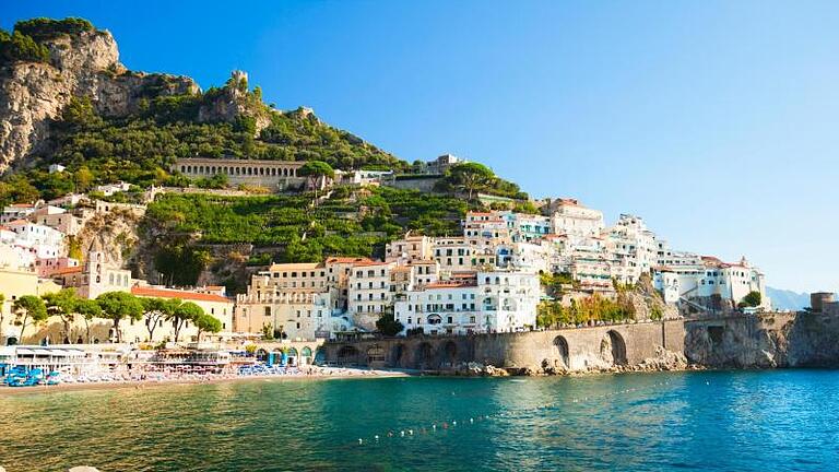 Auch die Amalfi-Küste ist eines der Ziele der Slow Cruises. Foto: Costa Kreuzfahrten - An der Amalfiküste eröffnet im Sommer ein Flughafen. Auch die Amalfi-Küste ist eines der Ziele der Slow Cruises. Foto: Costa Kreuzfahrten - An der Amalfiküste eröffnet im Sommer ein Flughafen.