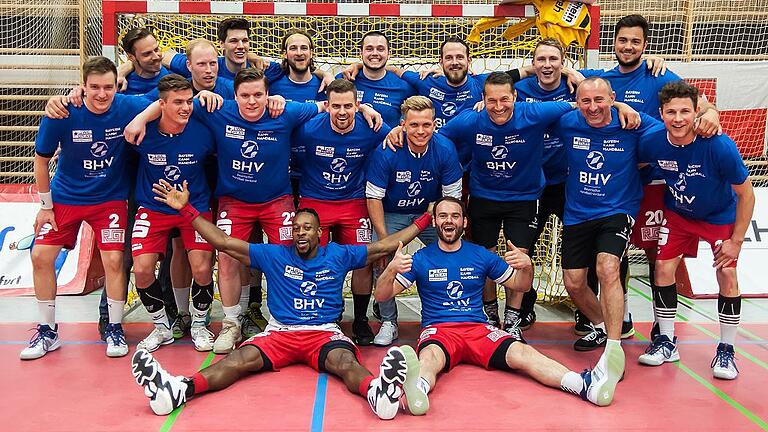 Im Anschluss an das letzte Liga-Heimspiel wurde der HSC Bad Neustadt als Meister der Handball-Bayernliga geehrt. Das Meisterteam (hinten von links): Franziskus Gerr, Julian Bötsch, Konstantin Singwald, Felix Schmidl, Léon Rastner, Vilim Leskovec, Nick Weber und Maximilian Drude sowie (Mitte von links) Benedikt Kleinhenz, Linus Dürr, Maximilian Kalliske, Krisztian Galli, Maximilian Schmitt, Trainer Chrischa Hannawald, Co-Trainer Igor Mjanowski und Martin Bieger und (sitzend von links) Gary Hines und Ioannis Fraggis.