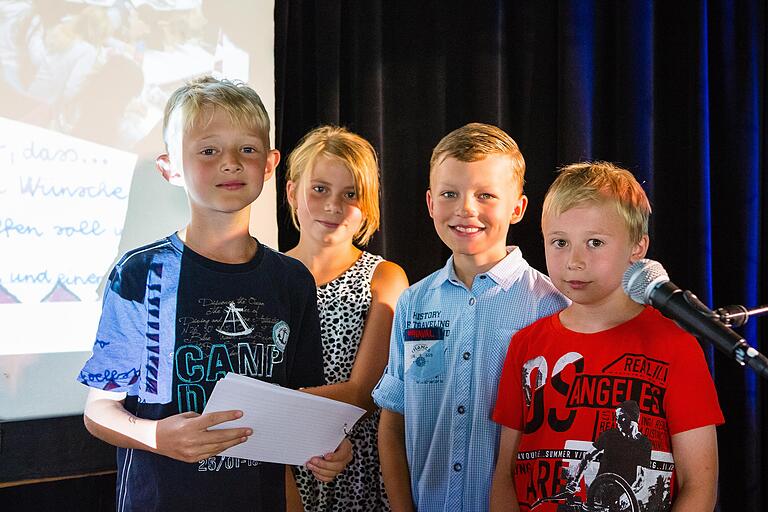 Sie stellten stellvertretend für ihre Klassenkameraden aus den vierten Klasse der Dittelbrunner Schule ihren Beitrag über Dr. Rosemarie Klingele vor, der den Sonderpreis bekam. Sie stellten stellvertretend für ihre Klassenkameraden aus den vierten Klasse der Dittelbrunner Schule ihren Beitrag über Dr. Rosemarie Klingele vor, der den Sonderpreis bekam. 