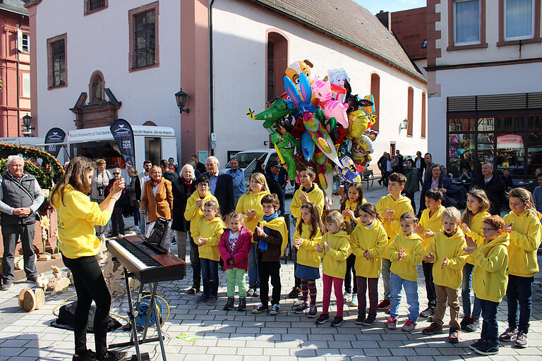 Mit einem kleinen Konzert eröffnete der Kinder- und Jugendchor Mini-Maxis den Frühlingsmarkt. Mit einem kleinen Konzert eröffnete der Kinder- und Jugendchor Mini-Maxis den Frühlingsmarkt.