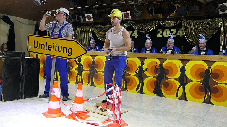 Ho und Flo (von links: Thomas Braun und Florian Schnös) erlebten als Bauarbeiter am Knetzgauer Autobahnzubringer so manchen Anekdote in der Zeller Büttensitzung.