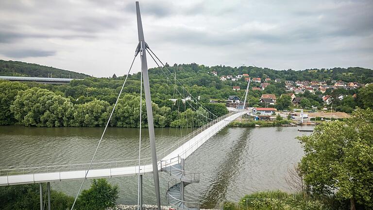 Kühn schwingt sich der Höchheimer Steg zwischen Veitshöchheim und Margetshöchheim im Hintergrund über den Main. Inzwischen peilt man seine Eröffnung für Mitte November an.