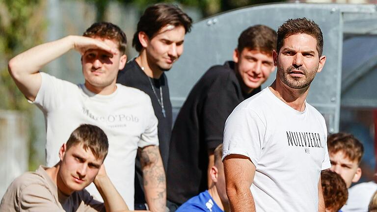 Trainer Philipp Eckart (rechts, Archivbild) nahm nach der Niederlage gegen den SV Fortuna Regensburg kein Blatt vor den Mund. Der Würzburger FV verlor das Bayernliga-Auswärtsspiel mit 0:6. Trainer Philipp Eckart (rechts, Archivbild) nahm nach der Niederlage gegen den SV Fortuna Regensburg kein Blatt vor den Mund. Der Würzburger FV verlor das Bayernliga-Auswärtsspiel mit 0:6.