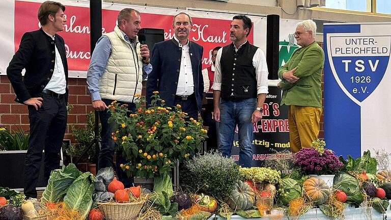 Hubert Aiwanger (Mitte) war zu Besuch beim&nbsp;Unterpleichfelder Krautfest. Mit ihm auf der Bühne standen (von links):&nbsp;&nbsp;Freie-Wähler-Landtagsabgeordneter Felix von Zobel,&nbsp; Unterpleichfelds Bürgermeister Alois Fischer, der TSV-Vorsitzende Stephan Haupt als Gastgeber und der TSV-Ehrenvorstand Georg Issing.