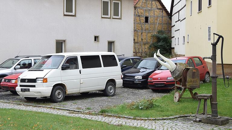 An den abgestellten Fahrzeugen in Rappershausen nimmt nicht nur die Bevölkerung Anstoß, sondern auch das Landratsamt, das Betreiber Alexander Other die Räumung ankündigt.