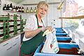 Eine Spargelverkäuferin an einem Stand in Würzburg: Trotz guter Ernte klagen viele Landwirte, dass die Nachfrage nach Spargel in diesem Jahr nicht so hoch ist wie sonst.