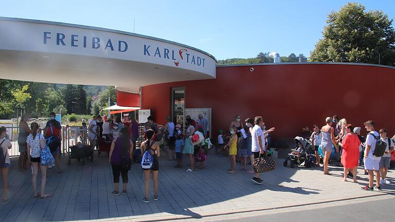 Der Eintritt ins Freibad Karlstadt wird teurer (Archivbild).