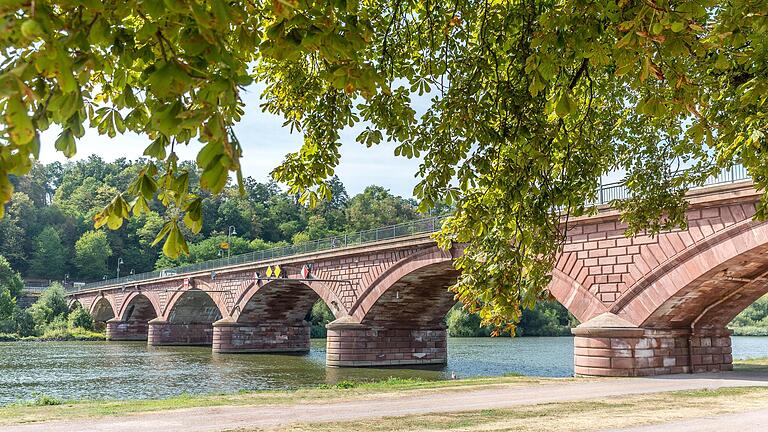 Die Alte Mainbrücke in Marktheidenfeld. Die Alte Mainbrücke in Marktheidenfeld.