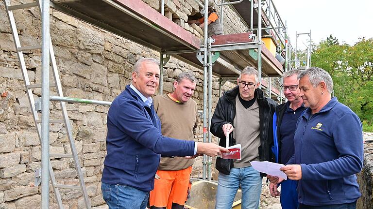 Ortstermin an der Grünsfelder Schlossmauer (von links): Bürgermeister Joachim Markert, Polier Heinrich Eckert, Hauptamtsleiter Jürgen Umminger, Helmut Retzbach und Architekt Albert Kastner bei einer Besprechung zur Mauersanierung vor Ort.