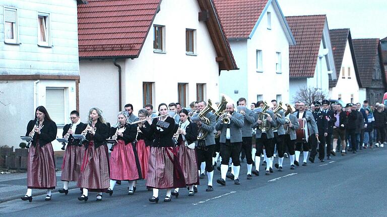 Zu den Höhepunkten des Festwochenendes „Der Berg ruft“ zählt der Festumzug anlässlich des 50-jährigen Bestehens der Sandberger Musikanten.