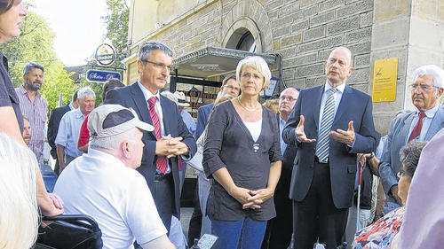 Bundesverkehrsminister Wolfgang Tiefensee besichtigte am Donnerstag den Haßfurter Bahnhof und diskutierte mit Rollstuhlfahrern über deren Probleme. Unser Bild zeigt ihn in Begleitung von Bundestagsvizepräsidentin Susanne Kastner, SPD-60-plus-Vorsitzender August Werner (rechts) und Günther Pischler von der Bahn AG (links). Bundesverkehrsminister Wolfgang Tiefensee besichtigte am Donnerstag den Haßfurter Bahnhof und diskutierte mit Rollstuhlfahrern über deren Probleme. Unser Bild zeigt ihn in Begleitung von Bundestagsvizepräsidentin Susanne Kastner, SPD-60-plus-Vorsitzender August Werner (rechts) und Günther Pischler von der Bahn AG (links).