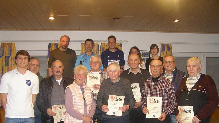 Ehrungen standen bei der SG Eintracht Oberleichtersbach an (hinten, von links):  Ludwig Weber, Michael Klaus, Julian Enders, Miriam Hornung, Katharina Beck sowie (vorne, von links): Christian Zirkelbach, Klaus Zirkelbach, Wilhelm Schubert, Erika Müller, Ernst Zeier, Alois Müller, Herbert Beck, Rudolf Büchner, Siegmar Schilling und Günther Hahn. Foto: Wolfgang Saam       -  Ehrungen standen bei der SG Eintracht Oberleichtersbach an (hinten, von links):  Ludwig Weber, Michael Klaus, Julian Enders, Miriam Hornung, Katharina Beck sowie (vorne, von links): Christian Zirkelbach, Klaus Zirkelbach, Wilhelm Schubert, Erika Müller, Ernst Zeier, Alois Müller, Herbert Beck, Rudolf Büchner, Siegmar Schilling und Günther Hahn. Foto: Wolfgang Saam