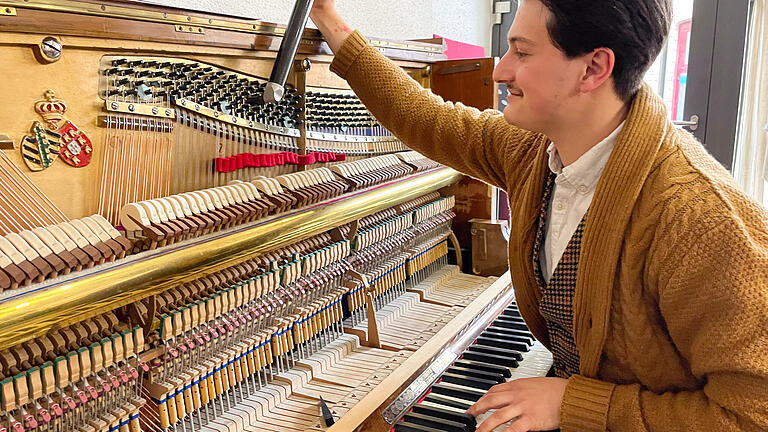 Zu Besuch bei Klavierbauer Jan Essert, der sich Anfang 2022 in Rieneck selbständig gemacht hat: Hier stimmt er ein Klavier, das um 1900 gebaut wurde, und dessen Akustik er umfassend erneuert hat.