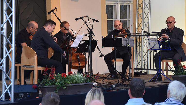 Die Musik des Wiener Komponisten Wolfgang Amadeus Mozart begeisterte beim Open-Air-Konzert im Innenhof von Schloss Oberschwappach.