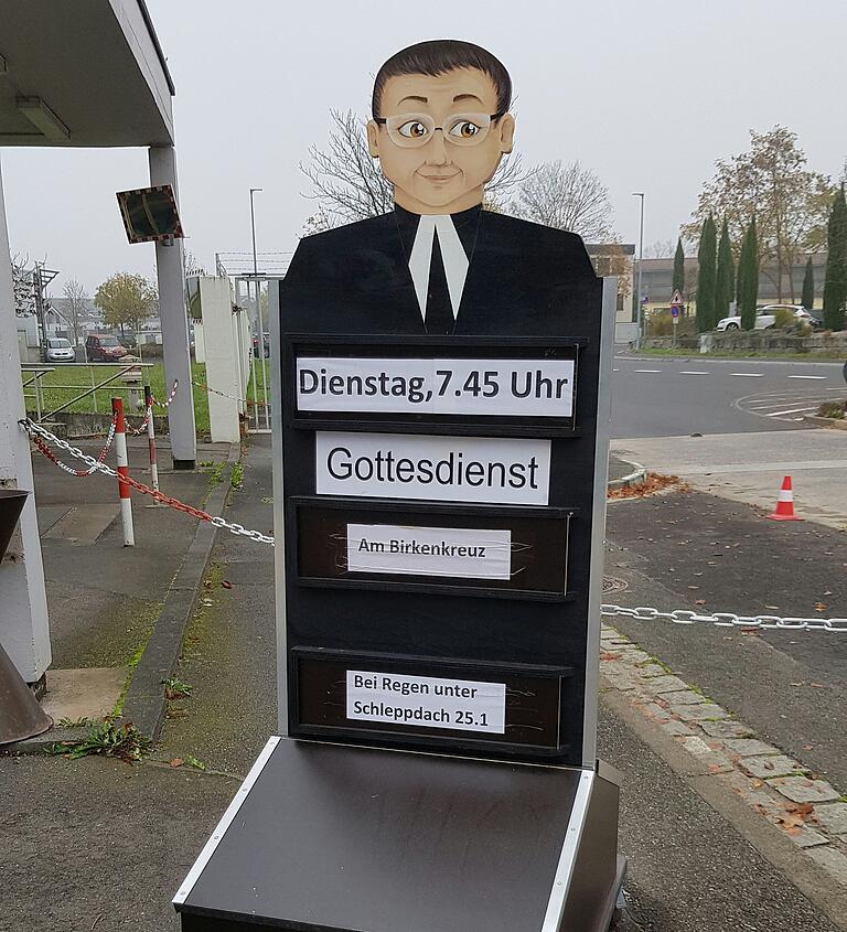 Einladung zum Gottesdienst: Aufsteller in der Balthasar-Neumann-Kaserne in Veitshöchheim. Einladung zum Gottesdienst: Aufsteller in der Balthasar-Neumann-Kaserne in Veitshöchheim.