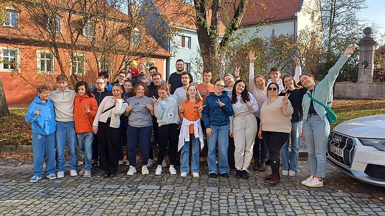 Gruppenbild der Jugendlichen, gemeinsam mit Jugendreferent:innen.