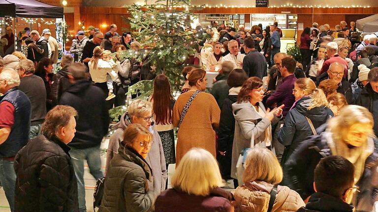 Weil das Wetter schlecht war, hat der Musikverein Erbshausen-Sulzwiesen seinen Weihnachtsmarkt in die Mehrzweckhalle verlegt. Er ist sehr gut besucht gewesen. Weil das Wetter schlecht war, hat der Musikverein Erbshausen-Sulzwiesen seinen Weihnachtsmarkt in die Mehrzweckhalle verlegt. Er ist sehr gut besucht gewesen.