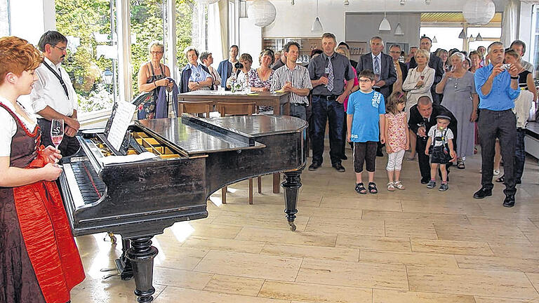 Neustart: Seit Freitag hat das Cafe auf dem Schwanberg wieder geöffnet. Am Donnerstag feieret die neue Pächterin Anne Stöcklein (im Dirndl links) mit zahlreichen Ehrengästen den Neustart. Neustart: Seit Freitag hat das Cafe auf dem Schwanberg wieder geöffnet. Am Donnerstag feieret die neue Pächterin Anne Stöcklein (im Dirndl links) mit zahlreichen Ehrengästen den Neustart.