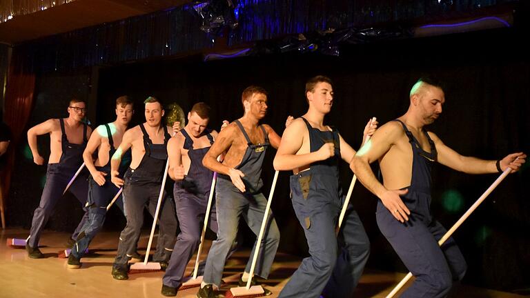 Tänzerisches Können zeigte am Ende der Büttensitzung in Holzhausen das Männerballett