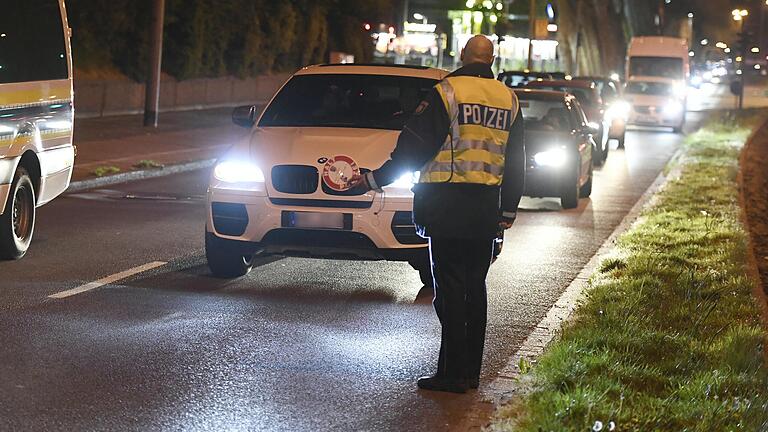 Symbolbild: Polizeikontrolle Symbolbild: Polizeikontrolle