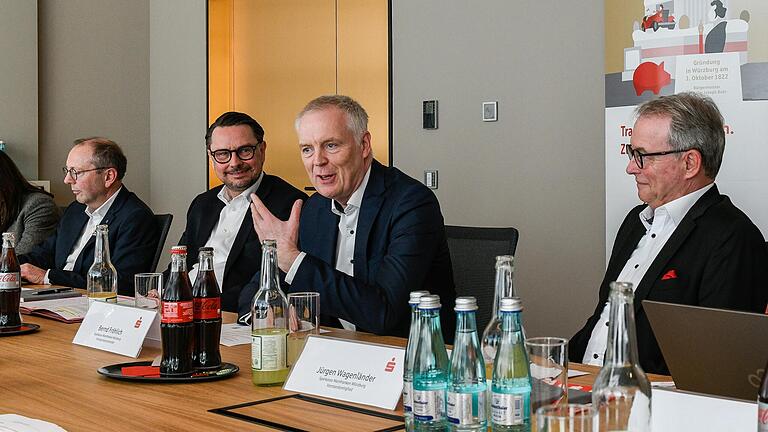 Angesichts von Krise und Inflation hatte Sparkassen-Chef Bernd Fröhlich (Mitte) auf der Jahrespressekonferenz in Würburg eine klare Botschaft zum Thema Geldanlage.