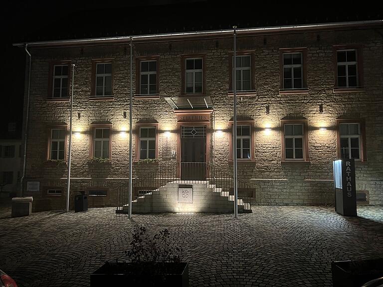 Ein Blick auf das beleuchtete Rathaus der Marktgemeinde Reichenberg.