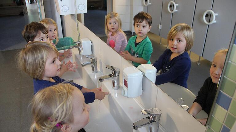 Regelmäßiges Händewaschen ist eine gute Vorbeugung gegen Erkältungen. Im Kindergarten in Brünn lernen das die Mädchen und Buben von Anfang an. Es gehört für sie zum Kindergartenalltag dazu.Heike Beudert       -  Regelmäßiges Händewaschen ist eine gute Vorbeugung gegen Erkältungen. Im Kindergarten in Brünn lernen das die Mädchen und Buben von Anfang an. Es gehört für sie zum Kindergartenalltag dazu.Heike Beudert