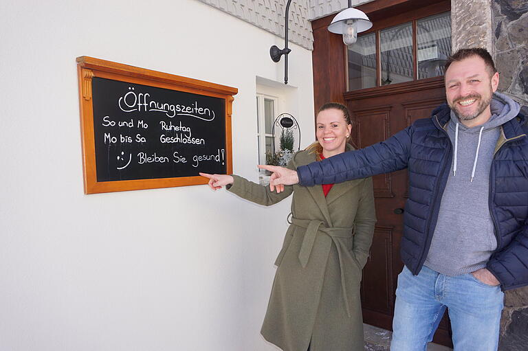 Humor ist, wenn man trotzdem lacht. Katharina und Frank Mirring wollen sich vom Lockdown nicht unterkriegen lassen. Bald soll auf dem Schild stehen: Wir haben für Sie geöffnet!