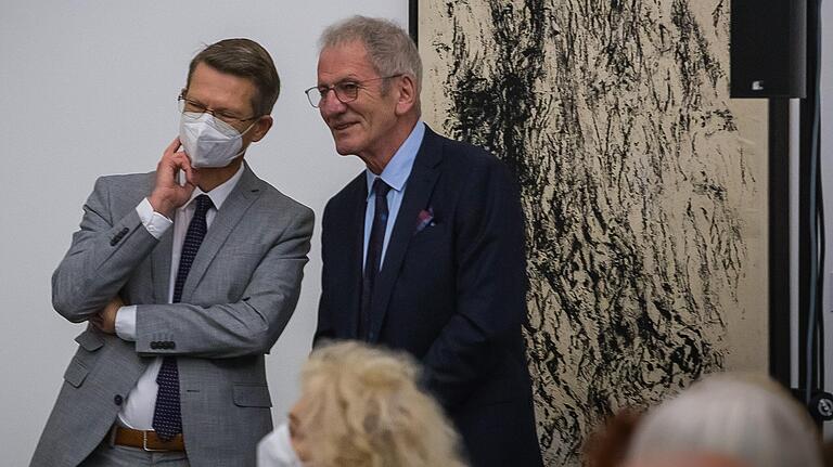 Triennale-Kurator Jürgen Lenssen (rechts) im Gespräch mit Oberbürgermeister Sebastian Remelé.