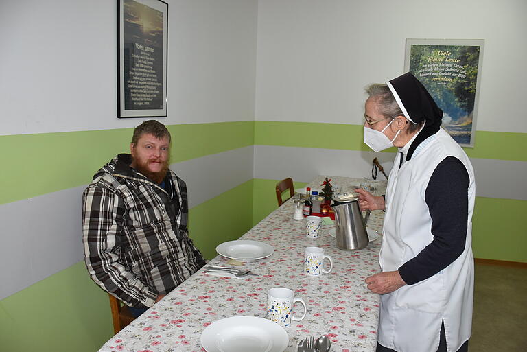 Nächstenliebe gleich unterm Vaterunser, auch das ist die Theresienstube. Hier ist es Markus, der sich von Schwester Hermana einen heißen Kaffee kredenzen lässt.&nbsp;