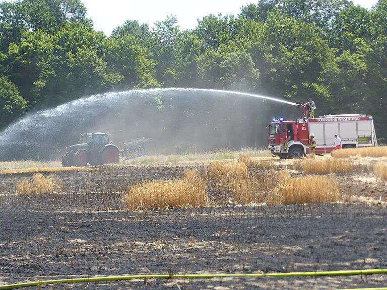 Bei Prichsenstadt brannte ein großflächiges Feld. Landwirte unterstützten die Feuerwehr bei den Löschmaßnahmen. Bei Prichsenstadt brannte ein großflächiges Feld. Landwirte unterstützten die Feuerwehr bei den Löschmaßnahmen.