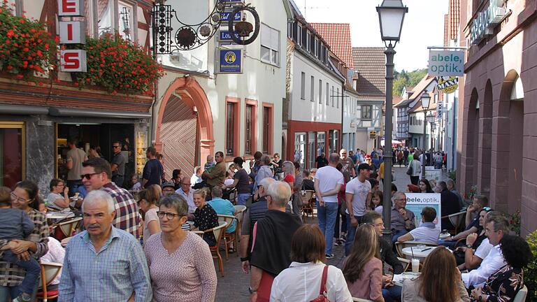 Flanieren, einkaufen, nach Schnäppchen stöbern und ein Eis genießen:&nbsp; All das ist am verkaufsoffenen Sonntag zum Marktheidenfelder Martinimarkt möglich. Das Foto entstand im Oktober 2019, als viele Besucherinnen und Besucher bei hochsommerlichem Wetter Lust auf ein Eis hatten.