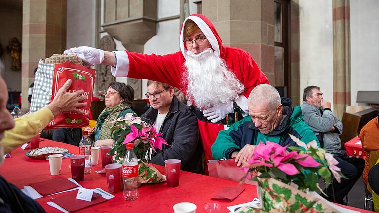 Das große Weihnachtsessen von Sant'Egidio fand wieder in der Würzburger Marienkapelle am ersten Weihnachtsfeiertag statt. Das erste mal nach der Corona-Pandemie gab es das traditionelle Essen für bedürftige Menschen wieder im gewohnten Rahmen.