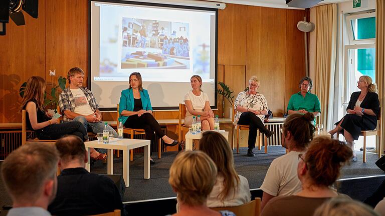 Das 'StadtGespräch' der Main-Post zum Thema Kitas und Schulen (im Bild von links): Moderatorin Lara Meißner, Kita-Leiter Christian Gündling (GEW),&nbsp;Verena Delle Donne (SKF), Bürgermeisterin Judith Roth-Jörg, Lehrerin Angela Berndt (GEW), Monika Kraft (FB Jugend und Familie) und Moderatorin Katja Glatzer.